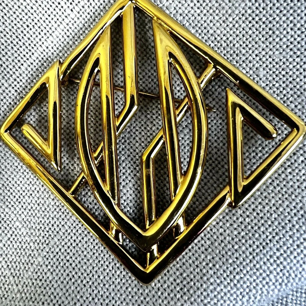 Modern Gold Brooch Lapel Pin Abstract Costume Jewelry Accessory Unisex Fashion